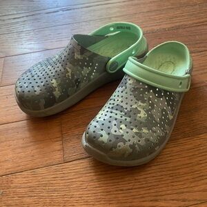 Crocs Kids LiteRide Camo Clog Mint and Gray